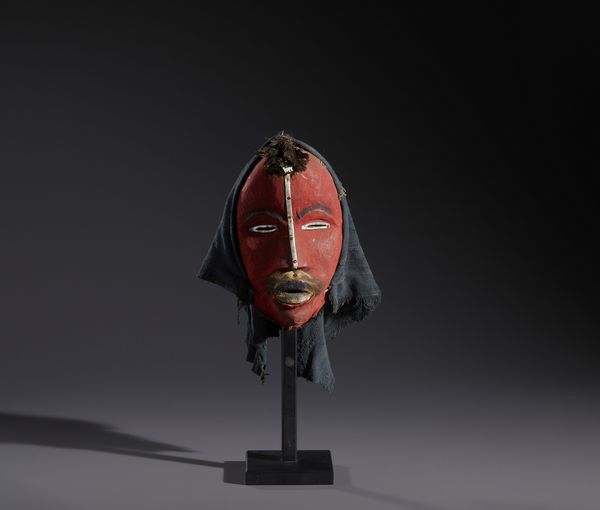 Dan - Costa d'Avorio/Liberia : Nello stile di Maschera antropomorfa  in legno, tessuti, pelli piume,  alluminio e chiodi  - Asta Asta 444 | AFRICA, OCEANIA E AMERICHE - ARTIGIANATO AFRICANO: VARI COMMITTENTI E SELEZIONE DALLA COLLEZIONE BARTOLOMUCCI Online - Associazione Nazionale - Case d'Asta italiane
