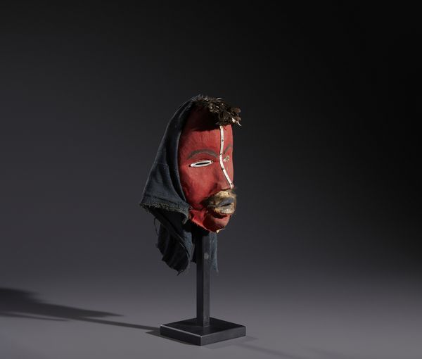 Dan - Costa d'Avorio/Liberia : Nello stile di Maschera antropomorfa  in legno, tessuti, pelli piume,  alluminio e chiodi  - Asta Asta 444 | AFRICA, OCEANIA E AMERICHE - ARTIGIANATO AFRICANO: VARI COMMITTENTI E SELEZIONE DALLA COLLEZIONE BARTOLOMUCCI Online - Associazione Nazionale - Case d'Asta italiane