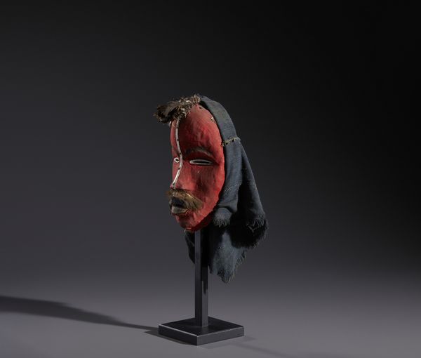 Dan - Costa d'Avorio/Liberia : Nello stile di Maschera antropomorfa  in legno, tessuti, pelli piume,  alluminio e chiodi  - Asta Asta 444 | AFRICA, OCEANIA E AMERICHE - ARTIGIANATO AFRICANO: VARI COMMITTENTI E SELEZIONE DALLA COLLEZIONE BARTOLOMUCCI Online - Associazione Nazionale - Case d'Asta italiane