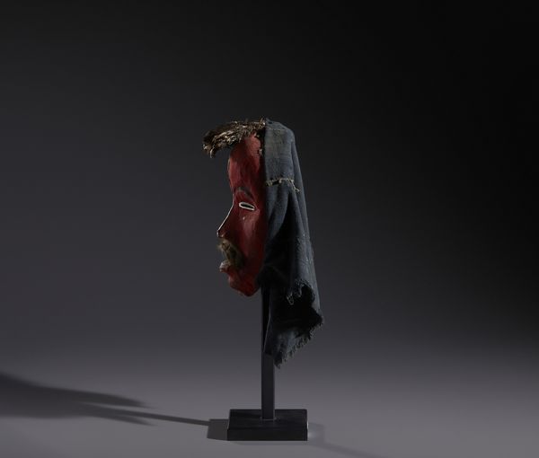 Dan - Costa d'Avorio/Liberia : Nello stile di Maschera antropomorfa  in legno, tessuti, pelli piume,  alluminio e chiodi  - Asta Asta 444 | AFRICA, OCEANIA E AMERICHE - ARTIGIANATO AFRICANO: VARI COMMITTENTI E SELEZIONE DALLA COLLEZIONE BARTOLOMUCCI Online - Associazione Nazionale - Case d'Asta italiane