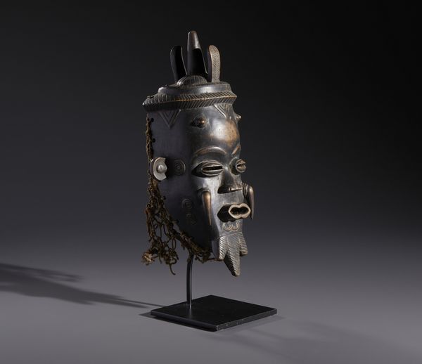 Lulua - Repubblica Democratica del Congo : Nello stile di Maschera antropomorfa in legno a patina nera e fibre  - Asta Asta 444 | AFRICA, OCEANIA E AMERICHE - ARTIGIANATO AFRICANO: VARI COMMITTENTI E SELEZIONE DALLA COLLEZIONE BARTOLOMUCCI Online - Associazione Nazionale - Case d'Asta italiane