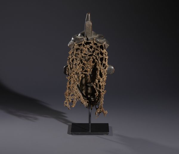 Lulua - Repubblica Democratica del Congo : Nello stile di Maschera antropomorfa in legno a patina nera e fibre  - Asta Asta 444 | AFRICA, OCEANIA E AMERICHE - ARTIGIANATO AFRICANO: VARI COMMITTENTI E SELEZIONE DALLA COLLEZIONE BARTOLOMUCCI Online - Associazione Nazionale - Case d'Asta italiane