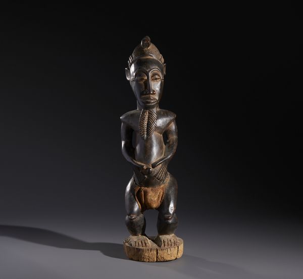 Baule - Costa d'Avorio : Nello stile di Scultura antropomorfa maschile in  legno a patina scura e  tessuto  - Asta Asta 444 | AFRICA, OCEANIA E AMERICHE - ARTIGIANATO AFRICANO: VARI COMMITTENTI E SELEZIONE DALLA COLLEZIONE BARTOLOMUCCI Online - Associazione Nazionale - Case d'Asta italiane