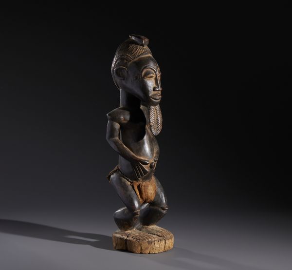 Baule - Costa d'Avorio : Nello stile di Scultura antropomorfa maschile in  legno a patina scura e  tessuto  - Asta Asta 444 | AFRICA, OCEANIA E AMERICHE - ARTIGIANATO AFRICANO: VARI COMMITTENTI E SELEZIONE DALLA COLLEZIONE BARTOLOMUCCI Online - Associazione Nazionale - Case d'Asta italiane