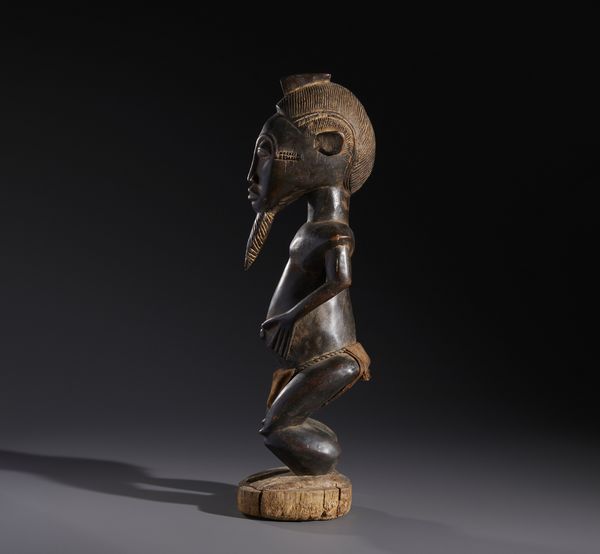 Baule - Costa d'Avorio : Nello stile di Scultura antropomorfa maschile in  legno a patina scura e  tessuto  - Asta Asta 444 | AFRICA, OCEANIA E AMERICHE - ARTIGIANATO AFRICANO: VARI COMMITTENTI E SELEZIONE DALLA COLLEZIONE BARTOLOMUCCI Online - Associazione Nazionale - Case d'Asta italiane