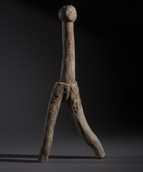 Lobi - Burkina Faso/Costa d'Avorio : Nello stile di Scultura antropomorfa estremamente stilizzata chiamata Dagariin legno duro a patina naturale e resti di offerte sacrificali  - Asta Asta 444 | AFRICA, OCEANIA E AMERICHE - ARTIGIANATO AFRICANO: VARI COMMITTENTI E SELEZIONE DALLA COLLEZIONE BARTOLOMUCCI Online - Associazione Nazionale - Case d'Asta italiane