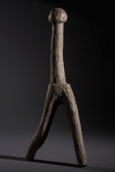 Lobi - Burkina Faso/Costa d'Avorio : Nello stile di Scultura antropomorfa estremamente stilizzata chiamata Dagariin legno duro a patina naturale e resti di offerte sacrificali  - Asta Asta 444 | AFRICA, OCEANIA E AMERICHE - ARTIGIANATO AFRICANO: VARI COMMITTENTI E SELEZIONE DALLA COLLEZIONE BARTOLOMUCCI Online - Associazione Nazionale - Case d'Asta italiane