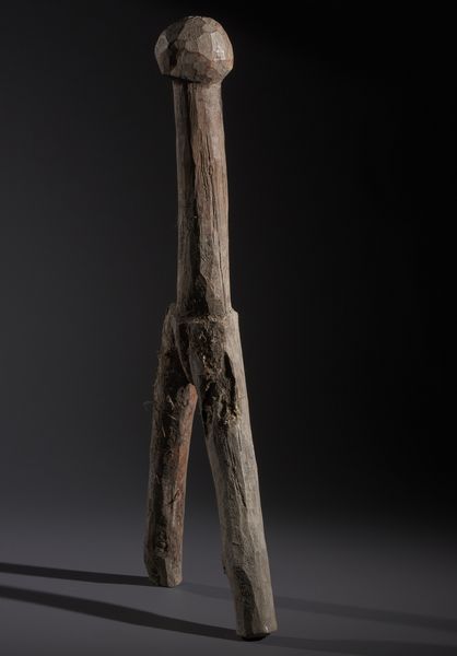 Lobi - Burkina Faso/Costa d'Avorio : Nello stile di Scultura antropomorfa estremamente stilizzata chiamata Dagariin legno duro a patina naturale e resti di offerte sacrificali  - Asta Asta 444 | AFRICA, OCEANIA E AMERICHE - ARTIGIANATO AFRICANO: VARI COMMITTENTI E SELEZIONE DALLA COLLEZIONE BARTOLOMUCCI Online - Associazione Nazionale - Case d'Asta italiane