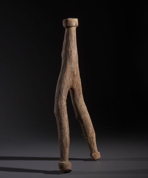 Lobi - Burkina Faso/Costa d'Avorio : Nello stile di Scultura antropomorfa estremamente stilizzata chiamata  Dagari  in legno duro a patina naturale e tracce di offerte sacrificali  - Asta Asta 444 | AFRICA, OCEANIA E AMERICHE - ARTIGIANATO AFRICANO: VARI COMMITTENTI E SELEZIONE DALLA COLLEZIONE BARTOLOMUCCI Online - Associazione Nazionale - Case d'Asta italiane