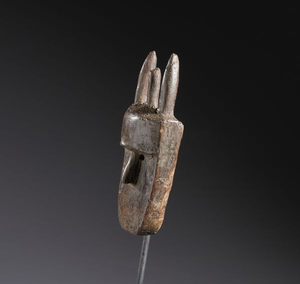 Toma - Guinea : Nello stile di Piccola maschera stilizzata  in legno a patina marrone  - Asta Asta 444 | AFRICA, OCEANIA E AMERICHE - ARTIGIANATO AFRICANO: VARI COMMITTENTI E SELEZIONE DALLA COLLEZIONE BARTOLOMUCCI Online - Associazione Nazionale - Case d'Asta italiane