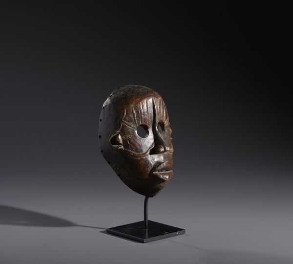Dan - Costa d'Avorio/Liberia : Nello stile diMaschera antropomorfa in legno duro a patina marrone  - Asta Asta 444 | AFRICA, OCEANIA E AMERICHE - ARTIGIANATO AFRICANO: VARI COMMITTENTI E SELEZIONE DALLA COLLEZIONE BARTOLOMUCCI Online - Associazione Nazionale - Case d'Asta italiane