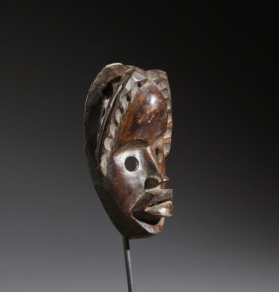 Dan - Costa d'Avorio/Liberia : Nello stile di Maschera antropomorfa in legno duro a patina marrone  - Asta Asta 444 | AFRICA, OCEANIA E AMERICHE - ARTIGIANATO AFRICANO: VARI COMMITTENTI E SELEZIONE DALLA COLLEZIONE BARTOLOMUCCI Online - Associazione Nazionale - Case d'Asta italiane