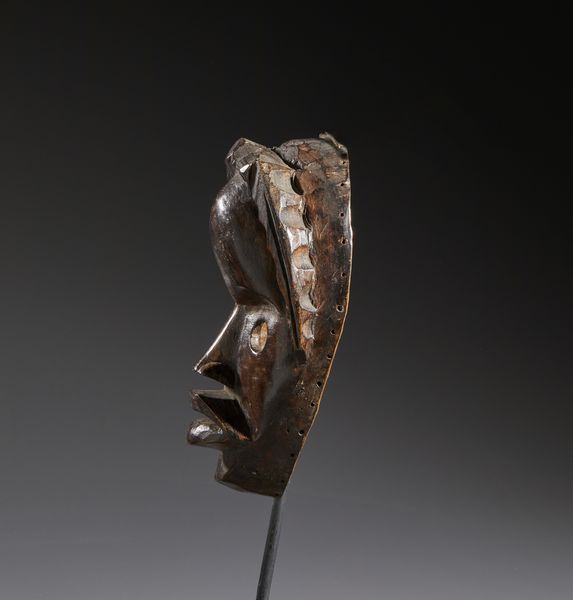 Dan - Costa d'Avorio/Liberia : Nello stile di Maschera antropomorfa in legno duro a patina marrone  - Asta Asta 444 | AFRICA, OCEANIA E AMERICHE - ARTIGIANATO AFRICANO: VARI COMMITTENTI E SELEZIONE DALLA COLLEZIONE BARTOLOMUCCI Online - Associazione Nazionale - Case d'Asta italiane