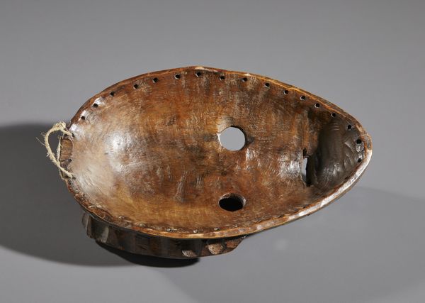 Dan - Costa d'Avorio/Liberia : Nello stile di Maschera antropomorfa in legno duro a patina marrone  - Asta Asta 444 | AFRICA, OCEANIA E AMERICHE - ARTIGIANATO AFRICANO: VARI COMMITTENTI E SELEZIONE DALLA COLLEZIONE BARTOLOMUCCI Online - Associazione Nazionale - Case d'Asta italiane