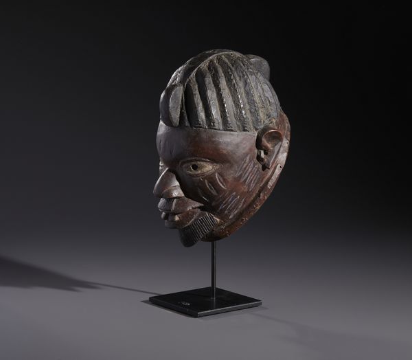 Yoruba -Nigeria : Nello stile di Maschera a casco antropomorfa  in legno duro  e pigmenti  - Asta Asta 444 | AFRICA, OCEANIA E AMERICHE - ARTIGIANATO AFRICANO: VARI COMMITTENTI E SELEZIONE DALLA COLLEZIONE BARTOLOMUCCI Online - Associazione Nazionale - Case d'Asta italiane