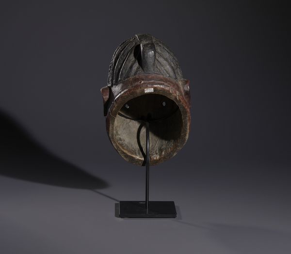 Yoruba -Nigeria : Nello stile di Maschera a casco antropomorfa  in legno duro  e pigmenti  - Asta Asta 444 | AFRICA, OCEANIA E AMERICHE - ARTIGIANATO AFRICANO: VARI COMMITTENTI E SELEZIONE DALLA COLLEZIONE BARTOLOMUCCI Online - Associazione Nazionale - Case d'Asta italiane