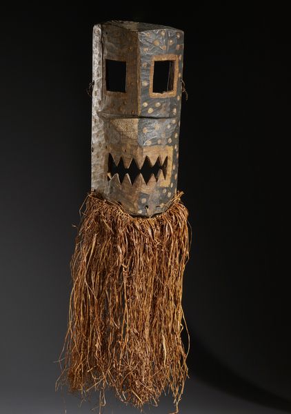 Ngbaka - Repubblica democratica del Congo : Nello stile di Maschera antropomorfa stilizzata in legno, pigmenti e rafia  - Asta Asta 444 | AFRICA, OCEANIA E AMERICHE - ARTIGIANATO AFRICANO: VARI COMMITTENTI E SELEZIONE DALLA COLLEZIONE BARTOLOMUCCI Online - Associazione Nazionale - Case d'Asta italiane