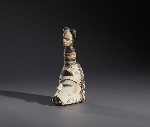 Igbo - Nigeria : Nello stile di Maschera antropomorfa con testina in legno, caolino e pigmenti  - Asta Asta 444 | AFRICA, OCEANIA E AMERICHE - ARTIGIANATO AFRICANO: VARI COMMITTENTI E SELEZIONE DALLA COLLEZIONE BARTOLOMUCCI Online - Associazione Nazionale - Case d'Asta italiane