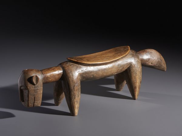 Senufo - Costa d'Avorio/Mali/Burkina Faso : Nello stile di Seggio zoomorfo in legno duro a patina naturale e lucida  - Asta Asta 444 | AFRICA, OCEANIA E AMERICHE - ARTIGIANATO AFRICANO: VARI COMMITTENTI E SELEZIONE DALLA COLLEZIONE BARTOLOMUCCI Online - Associazione Nazionale - Case d'Asta italiane