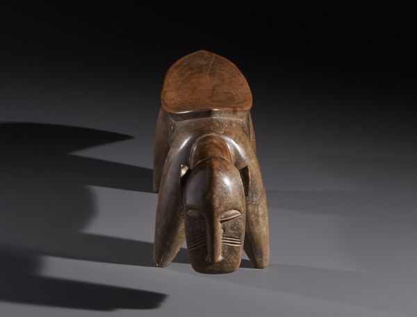 Senufo - Costa d'Avorio/Mali/Burkina Faso : Nello stile di Seggio zoomorfo in legno duro a patina naturale e lucida  - Asta Asta 444 | AFRICA, OCEANIA E AMERICHE - ARTIGIANATO AFRICANO: VARI COMMITTENTI E SELEZIONE DALLA COLLEZIONE BARTOLOMUCCI Online - Associazione Nazionale - Case d'Asta italiane