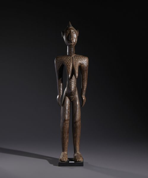 Mossi - Burkina Faso : Nello stile di Grande scultura antropomorfa femminile in legno duro a patina marrone  - Asta Asta 444 | AFRICA, OCEANIA E AMERICHE - ARTIGIANATO AFRICANO: VARI COMMITTENTI E SELEZIONE DALLA COLLEZIONE BARTOLOMUCCI Online - Associazione Nazionale - Case d'Asta italiane