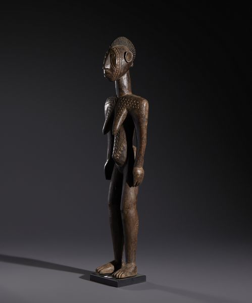 Mossi - Burkina Faso : Nello stile di Grande scultura antropomorfa femminile in legno duro a patina marrone  - Asta Asta 444 | AFRICA, OCEANIA E AMERICHE - ARTIGIANATO AFRICANO: VARI COMMITTENTI E SELEZIONE DALLA COLLEZIONE BARTOLOMUCCI Online - Associazione Nazionale - Case d'Asta italiane