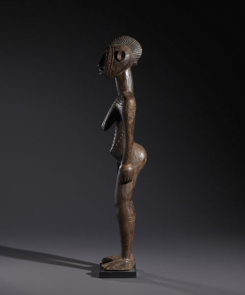Mossi - Burkina Faso : Nello stile di Grande scultura antropomorfa femminile in legno duro a patina marrone  - Asta Asta 444 | AFRICA, OCEANIA E AMERICHE - ARTIGIANATO AFRICANO: VARI COMMITTENTI E SELEZIONE DALLA COLLEZIONE BARTOLOMUCCI Online - Associazione Nazionale - Case d'Asta italiane