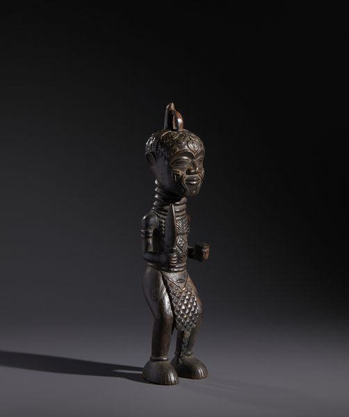 Lulua - Repubblica Democratica del Congo : Nello stile di Scultura antropomorfa di dignitario in legno a patina scura  - Asta Asta 444 | AFRICA, OCEANIA E AMERICHE - ARTIGIANATO AFRICANO: VARI COMMITTENTI E SELEZIONE DALLA COLLEZIONE BARTOLOMUCCI Online - Associazione Nazionale - Case d'Asta italiane