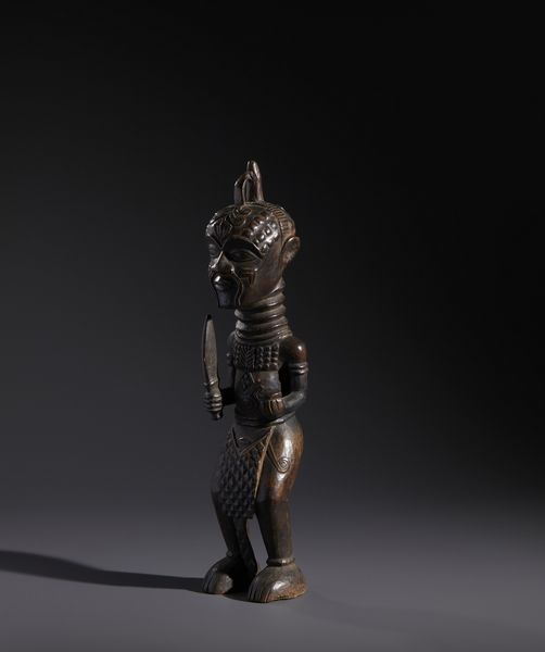 Lulua - Repubblica Democratica del Congo : Nello stile di Scultura antropomorfa di dignitario in legno a patina scura  - Asta Asta 444 | AFRICA, OCEANIA E AMERICHE - ARTIGIANATO AFRICANO: VARI COMMITTENTI E SELEZIONE DALLA COLLEZIONE BARTOLOMUCCI Online - Associazione Nazionale - Case d'Asta italiane