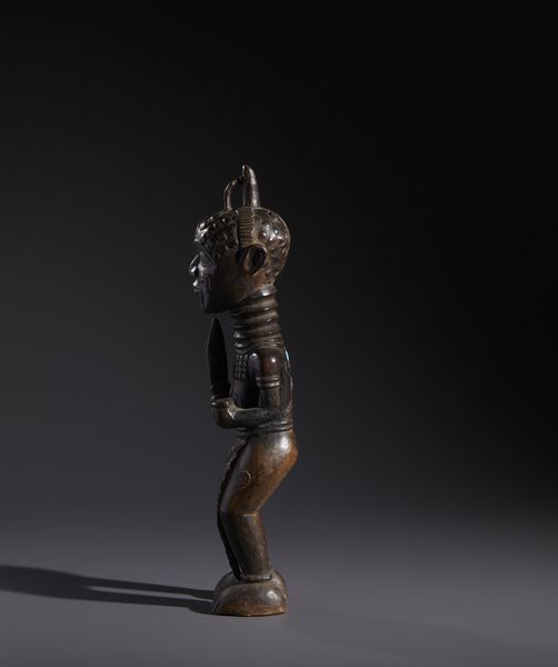 Lulua - Repubblica Democratica del Congo : Nello stile di Scultura antropomorfa di dignitario in legno a patina scura  - Asta Asta 444 | AFRICA, OCEANIA E AMERICHE - ARTIGIANATO AFRICANO: VARI COMMITTENTI E SELEZIONE DALLA COLLEZIONE BARTOLOMUCCI Online - Associazione Nazionale - Case d'Asta italiane