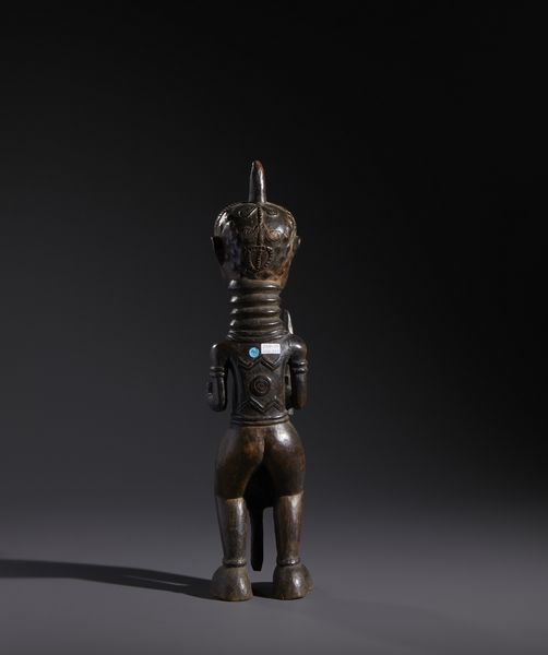 Lulua - Repubblica Democratica del Congo : Nello stile di Scultura antropomorfa di dignitario in legno a patina scura  - Asta Asta 444 | AFRICA, OCEANIA E AMERICHE - ARTIGIANATO AFRICANO: VARI COMMITTENTI E SELEZIONE DALLA COLLEZIONE BARTOLOMUCCI Online - Associazione Nazionale - Case d'Asta italiane