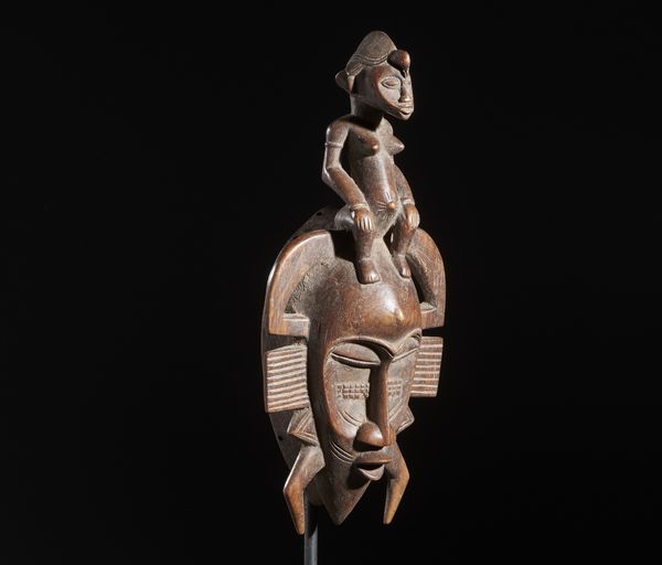 Senufo - Costa d'Avorio/Mali/Burkina Faso : Nello stile di Maschera a casco  in legno duro a patina spessa e scura, con personaggio antropomorfo  - Asta Asta 444 | AFRICA, OCEANIA E AMERICHE - ARTIGIANATO AFRICANO: VARI COMMITTENTI E SELEZIONE DALLA COLLEZIONE BARTOLOMUCCI Online - Associazione Nazionale - Case d'Asta italiane