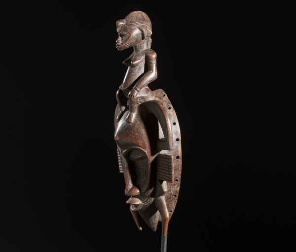 Senufo - Costa d'Avorio/Mali/Burkina Faso : Nello stile di Maschera a casco  in legno duro a patina spessa e scura, con personaggio antropomorfo  - Asta Asta 444 | AFRICA, OCEANIA E AMERICHE - ARTIGIANATO AFRICANO: VARI COMMITTENTI E SELEZIONE DALLA COLLEZIONE BARTOLOMUCCI Online - Associazione Nazionale - Case d'Asta italiane