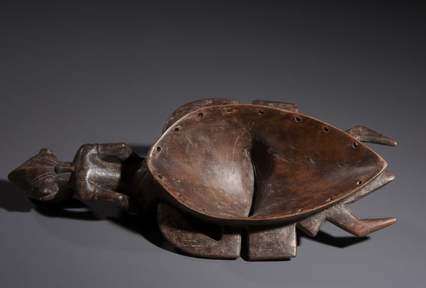 Senufo - Costa d'Avorio/Mali/Burkina Faso : Nello stile di Maschera a casco  in legno duro a patina spessa e scura, con personaggio antropomorfo  - Asta Asta 444 | AFRICA, OCEANIA E AMERICHE - ARTIGIANATO AFRICANO: VARI COMMITTENTI E SELEZIONE DALLA COLLEZIONE BARTOLOMUCCI Online - Associazione Nazionale - Case d'Asta italiane