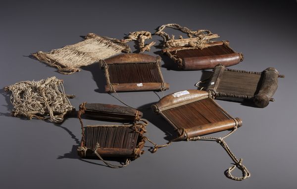 Senufo - Costa d'Avorio/Mali/Burkina Faso : Nello stile di Lotto composto da cinque navette per tessitura in legno e fibre  - Asta Asta 444 | AFRICA, OCEANIA E AMERICHE - ARTIGIANATO AFRICANO: VARI COMMITTENTI E SELEZIONE DALLA COLLEZIONE BARTOLOMUCCI Online - Associazione Nazionale - Case d'Asta italiane