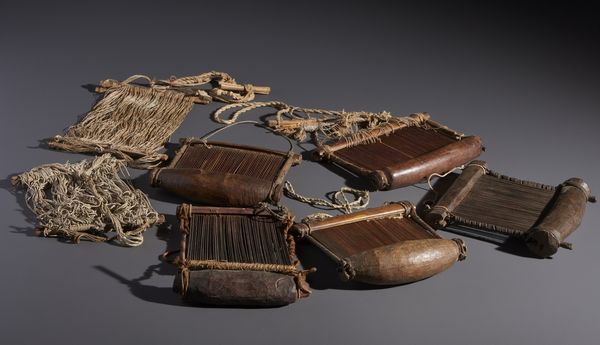 Senufo - Costa d'Avorio/Mali/Burkina Faso : Nello stile di Lotto composto da cinque navette per tessitura in legno e fibre  - Asta Asta 444 | AFRICA, OCEANIA E AMERICHE - ARTIGIANATO AFRICANO: VARI COMMITTENTI E SELEZIONE DALLA COLLEZIONE BARTOLOMUCCI Online - Associazione Nazionale - Case d'Asta italiane