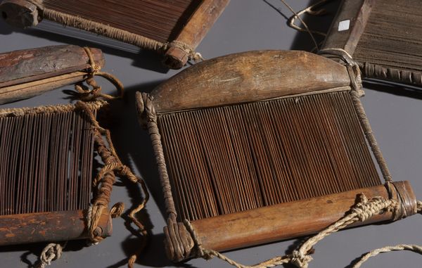 Senufo - Costa d'Avorio/Mali/Burkina Faso : Nello stile di Lotto composto da cinque navette per tessitura in legno e fibre  - Asta Asta 444 | AFRICA, OCEANIA E AMERICHE - ARTIGIANATO AFRICANO: VARI COMMITTENTI E SELEZIONE DALLA COLLEZIONE BARTOLOMUCCI Online - Associazione Nazionale - Case d'Asta italiane