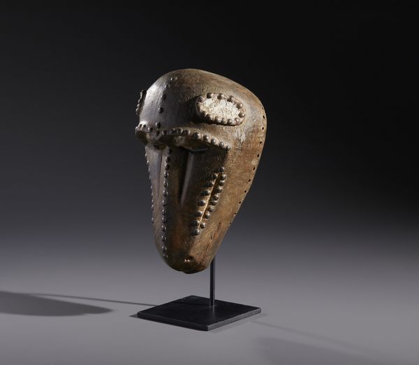 Baule - Costa d'Avorio : Nello stile di Maschera zoomorfa  in legno duro a patina marrone, caolino e metallo  - Asta Asta 444 | AFRICA, OCEANIA E AMERICHE - ARTIGIANATO AFRICANO: VARI COMMITTENTI E SELEZIONE DALLA COLLEZIONE BARTOLOMUCCI Online - Associazione Nazionale - Case d'Asta italiane