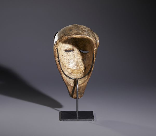 Baule - Costa d'Avorio : Nello stile di Maschera zoomorfa  in legno duro a patina marrone, caolino e metallo  - Asta Asta 444 | AFRICA, OCEANIA E AMERICHE - ARTIGIANATO AFRICANO: VARI COMMITTENTI E SELEZIONE DALLA COLLEZIONE BARTOLOMUCCI Online - Associazione Nazionale - Case d'Asta italiane