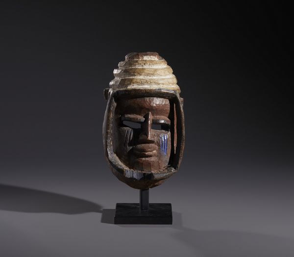 Yoruba -Nigeria : Nello stile di Maschera antropomorfa  in legno, caolino e  pigmenti  - Asta Asta 444 | AFRICA, OCEANIA E AMERICHE - ARTIGIANATO AFRICANO: VARI COMMITTENTI E SELEZIONE DALLA COLLEZIONE BARTOLOMUCCI Online - Associazione Nazionale - Case d'Asta italiane