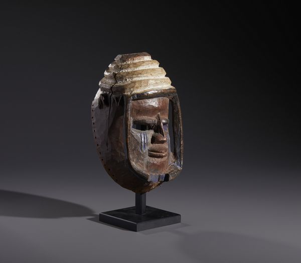 Yoruba -Nigeria : Nello stile di Maschera antropomorfa  in legno, caolino e  pigmenti  - Asta Asta 444 | AFRICA, OCEANIA E AMERICHE - ARTIGIANATO AFRICANO: VARI COMMITTENTI E SELEZIONE DALLA COLLEZIONE BARTOLOMUCCI Online - Associazione Nazionale - Case d'Asta italiane