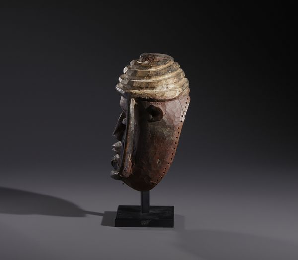 Yoruba -Nigeria : Nello stile di Maschera antropomorfa  in legno, caolino e  pigmenti  - Asta Asta 444 | AFRICA, OCEANIA E AMERICHE - ARTIGIANATO AFRICANO: VARI COMMITTENTI E SELEZIONE DALLA COLLEZIONE BARTOLOMUCCI Online - Associazione Nazionale - Case d'Asta italiane