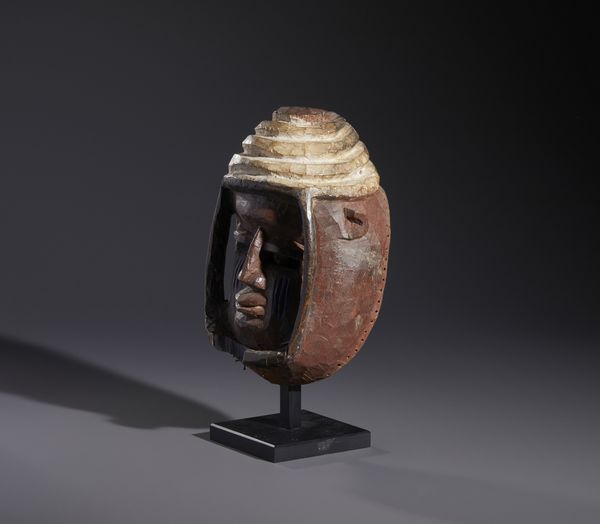 Yoruba -Nigeria : Nello stile di Maschera antropomorfa  in legno, caolino e  pigmenti  - Asta Asta 444 | AFRICA, OCEANIA E AMERICHE - ARTIGIANATO AFRICANO: VARI COMMITTENTI E SELEZIONE DALLA COLLEZIONE BARTOLOMUCCI Online - Associazione Nazionale - Case d'Asta italiane