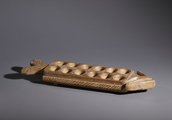 Mossi - Burkina Faso : Nello stile di Gioco con 12 buche in forma di freccia in  legno duro a patina naturale  - Asta Asta 444 | AFRICA, OCEANIA E AMERICHE - ARTIGIANATO AFRICANO: VARI COMMITTENTI E SELEZIONE DALLA COLLEZIONE BARTOLOMUCCI Online - Associazione Nazionale - Case d'Asta italiane