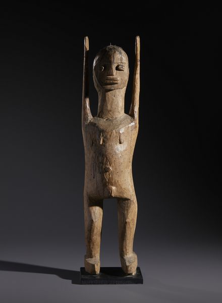 Lobi - Burkina Faso/Costa d'Avorio : Nello stile di Scultura/feticcio in forma antropomorfa con braccia alzateLegno duro a patina naturale con tracce di sostanze magiche sacrificali  - Asta Asta 444 | AFRICA, OCEANIA E AMERICHE - ARTIGIANATO AFRICANO: VARI COMMITTENTI E SELEZIONE DALLA COLLEZIONE BARTOLOMUCCI Online - Associazione Nazionale - Case d'Asta italiane