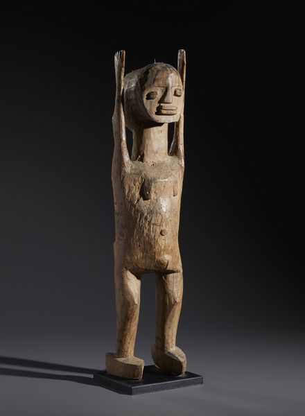 Lobi - Burkina Faso/Costa d'Avorio : Nello stile di Scultura/feticcio in forma antropomorfa con braccia alzateLegno duro a patina naturale con tracce di sostanze magiche sacrificali  - Asta Asta 444 | AFRICA, OCEANIA E AMERICHE - ARTIGIANATO AFRICANO: VARI COMMITTENTI E SELEZIONE DALLA COLLEZIONE BARTOLOMUCCI Online - Associazione Nazionale - Case d'Asta italiane
