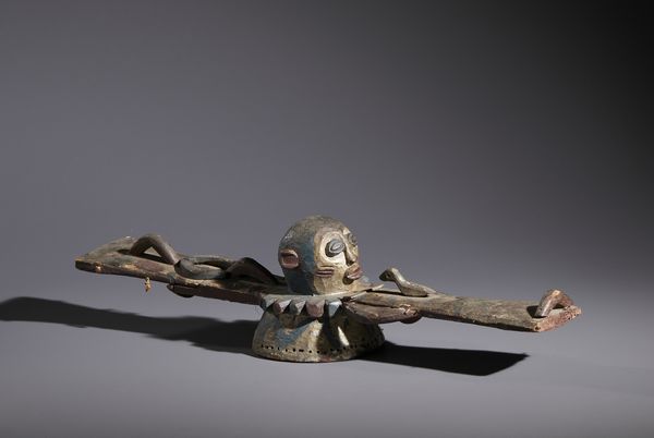 Ijio - Nigeria : Nello stile di Maschera-copricapo ''Spirito delle Acque'' in legno, metallo, fibre e pigmenti  - Asta Asta 444 | AFRICA, OCEANIA E AMERICHE - ARTIGIANATO AFRICANO: VARI COMMITTENTI E SELEZIONE DALLA COLLEZIONE BARTOLOMUCCI Online - Associazione Nazionale - Case d'Asta italiane