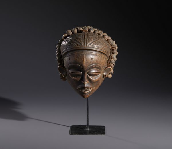 Chokwe - Repubblica Democratica del Congo : Nello stile di Maschera antropomorfa  in legno a patina chiara con struttura copricapo in legno, fibre e semi  - Asta Asta 444 | AFRICA, OCEANIA E AMERICHE - ARTIGIANATO AFRICANO: VARI COMMITTENTI E SELEZIONE DALLA COLLEZIONE BARTOLOMUCCI Online - Associazione Nazionale - Case d'Asta italiane