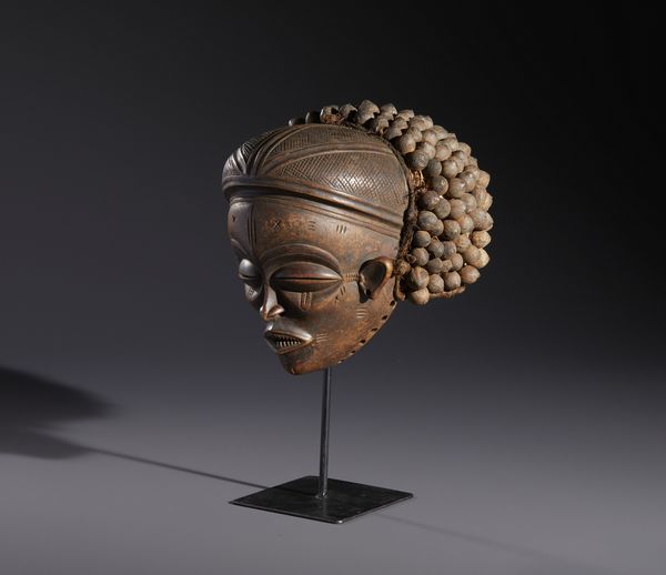 Chokwe - Repubblica Democratica del Congo : Nello stile di Maschera antropomorfa  in legno a patina chiara con struttura copricapo in legno, fibre e semi  - Asta Asta 444 | AFRICA, OCEANIA E AMERICHE - ARTIGIANATO AFRICANO: VARI COMMITTENTI E SELEZIONE DALLA COLLEZIONE BARTOLOMUCCI Online - Associazione Nazionale - Case d'Asta italiane