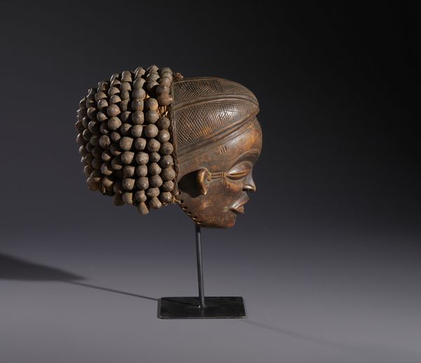 Chokwe - Repubblica Democratica del Congo : Nello stile di Maschera antropomorfa  in legno a patina chiara con struttura copricapo in legno, fibre e semi  - Asta Asta 444 | AFRICA, OCEANIA E AMERICHE - ARTIGIANATO AFRICANO: VARI COMMITTENTI E SELEZIONE DALLA COLLEZIONE BARTOLOMUCCI Online - Associazione Nazionale - Case d'Asta italiane